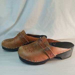 VTG Swedish Leather Light Brown Patterned Clogs Boho Classic Hippie Womens 6 US